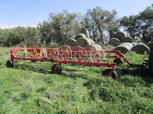lot 8 image: Tonnuti 14 Wheel V Rake