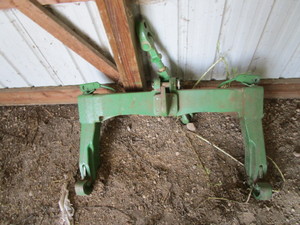 lot 23 image: JD Quick Tach Hitch