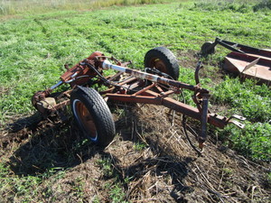 lot 19 image: IH 1100 Mower
