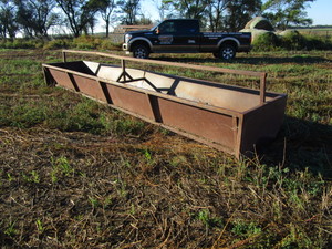 lot 34 image: 20 Bottomless Feedbunk