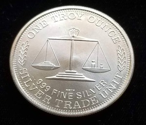 lot 04 image: 1 TROY OZ. .999 FINE SILVER VINTAGE US TRADE UNIT