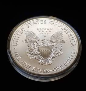 lot 38 image: 2018 AMERICAN SILVER EAGLE 1 TROY OZ .999 FINE SILVER IN AIRTITE