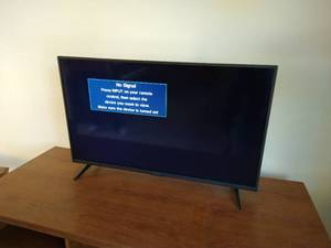 lot 3 image: Insignia 40 LED TV