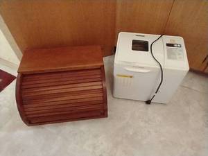 lot 12 image: Heavy Duty Bread Maker & Bread Box