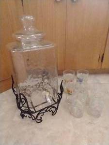 lot 14 image: Drink Dispenser & 6 Glasses