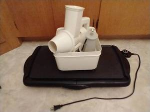 lot 19 image: Presto Griddle & Salad Shooter