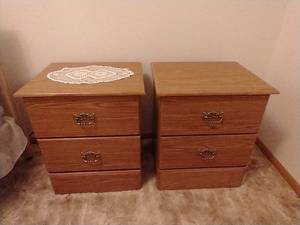 lot 21 image: 2 Nightstands