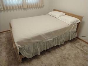 lot 22 image: Full-Sized Bed