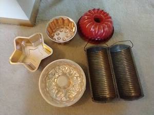 lot 28 image: Vintage Baking Pans