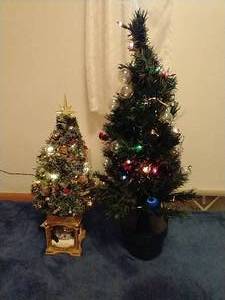 lot 30 image: Thomas Kinkade Musical Water Globe Tree & Sm. Tree