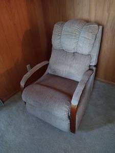 lot 48 image: La-Z-Boy Recliner