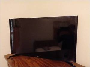 lot 50 image: 32 Samsung Smart TV