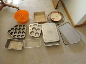 lot 53 image: Large Lot of Bakeware