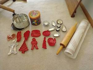 lot 66 image: Vintage Tartlet Pans & Cookie Cutters