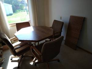 lot 70 image: Table wLeaf & 4 Chairs