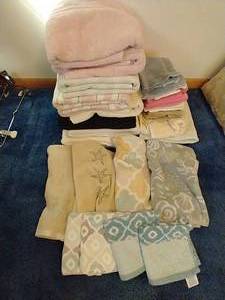 lot 83 image: Large Lot of Towels & Washcloths