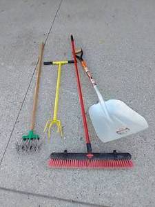 lot 86 image: Yard Tools
