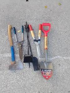lot 93 image: Small Yard Tool Lot