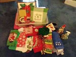lot 100 image: Tote of Christmas Linens
