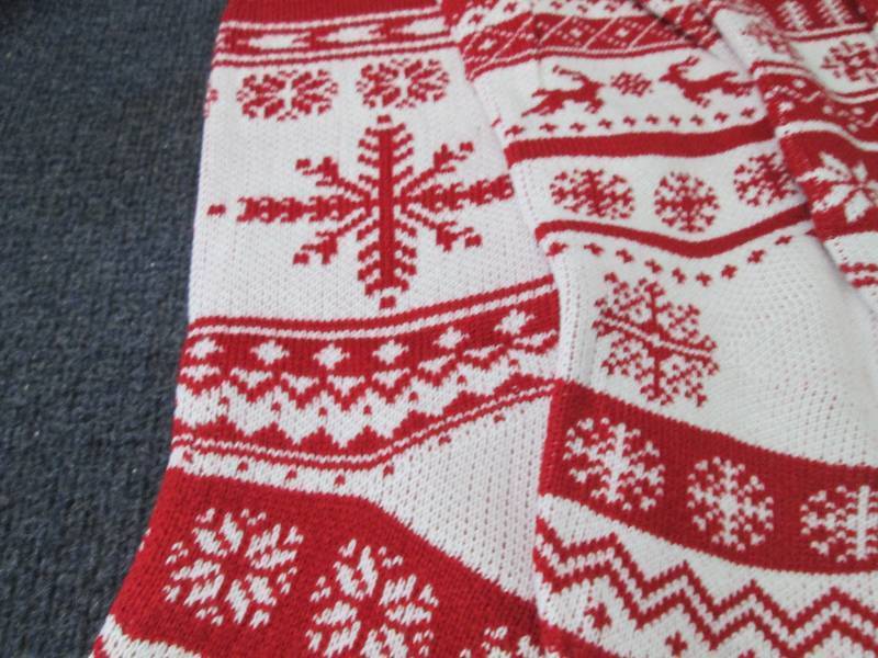 lot 153 image: et of 6 RedWhite Knit Christmas to...