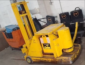 lot 1 image: Fully Functional Yale Work Saver 25...