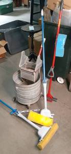 lot 46 image: Vintage Tin GEERPRES 8 gallon Mop B...