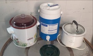 lot 68 image: Box of Assorted sized Crock pot slo...