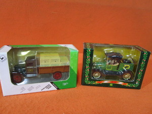 John Deere 1931 Hawkeye Crate Delivery Truck & 1918 Ford Model T Runabout