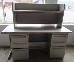 FREE STANDING DESK WITH HUTCH SHELF