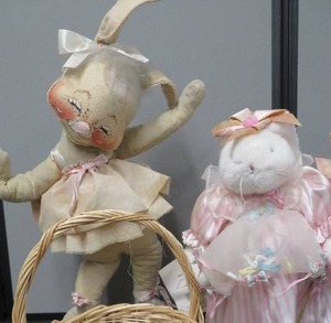 COLLECTABLE ANNALEE DOLL PLUS