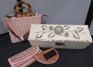 STRAW CROSS BODY PURSE  ROSE TOPPED WOODEN BOX.