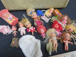VINTAGE SAMSONITE MAKEUP CASE WITH LITTLE VINTAGE DOLLS.