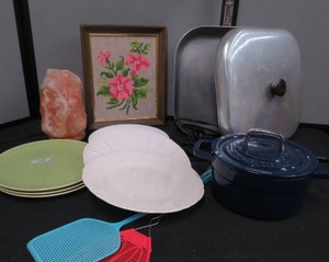 KITCHEN LOT WITH NEWER CASTIRON POT