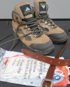 HIKING BOOTS  LEATHER BELT