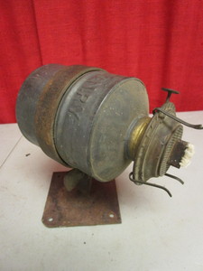 lot 208 image: VINTAGE G.N.RY. RAILROAD LAMP