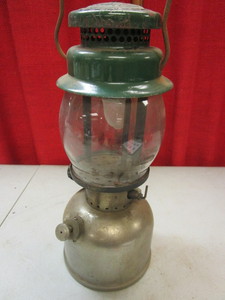 lot 226 image: VINTAGE COLEMAN MODEL# 242 LANTERN