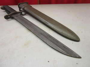 lot 229 image: VINTAGE WWI 1918 MILITARY BAYONET KNIFE, W CASE