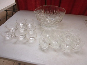 lot 238 image: VINTAGE WILLIAMSPORT PUNCH SET - 17 PC.