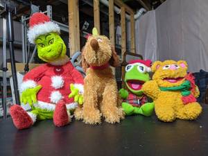 lot 76 image: 4 Vintage Christmas PlushesThe Grinch Who Stole Christmas Meet The Muppets