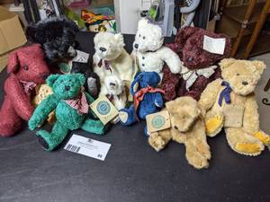 lot 86 image: 10 Boyds Bears Plushes