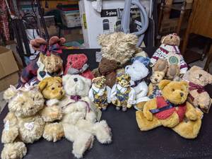 lot 87 image: Boyds Bears and Friends Collection-10 Boyds Bears, 1 Moose and 2 Boyds Bears Figurines