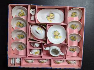 lot 113 image: Vintage Porcelain Tea Part Set- Never Used Still In Original Box