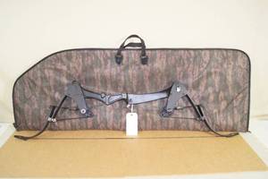 lot 16 image: Oneida Eagle RH Compound Bow with Bag