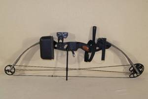 lot 13 image: Browning Ambush XB RH Compound Bow with Quiver
