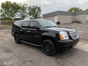 lot 4 image: 2008 GMC Yukon XL Denali AWD
