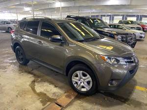 lot 16 image: 2015 Toyota RAV4 LE 4x4