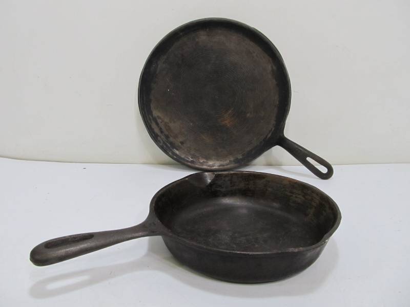 Sold at Auction: CAST IRON FLAT SKILLET FRYING PAN VINTAGE ANTIQUE