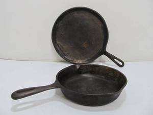 lot 13 image: Vintage Cast Iron Skillet & Griddle
