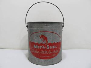 lot 14 image: Vintage Fishing MIT-SHEL Minnow Bucket