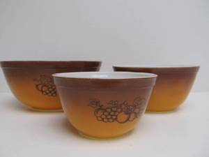 lot 66 image: Set of 3 Vintage PYREX Nesting Bowls
